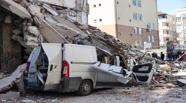 Güngören'de kentsel dönüşüm için boşaltılan bina çöktü