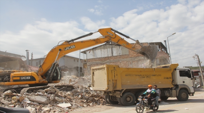 Hatay'da bina yıkım ve enkaz kaldırma çalışmaları 57 mahallede yapılıyor