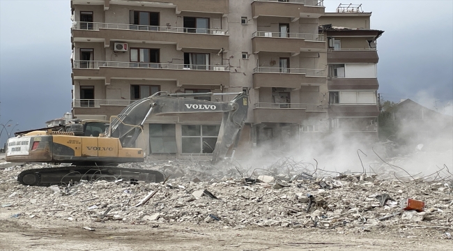 Hatay'da bina yıkım ve enkaz kaldırma çalışmaları sürüyor