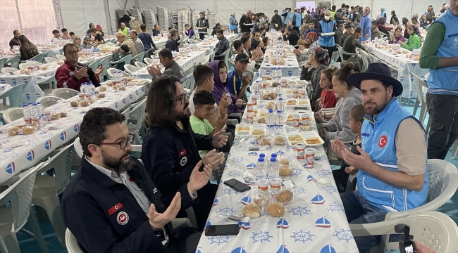 Hatay'da "İyilik Çadırı"nda depremzedeler iftarda bir araya geldi