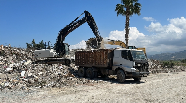 Hatay'ın Arsuz ilçesinde yıkım ve enkaz kaldırma çalışmaları sürüyor