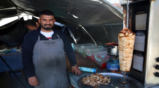 Hataylı depremzede dönerci işine kaldığı yerden çadırda devam ediyor