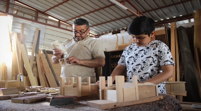 Hataylı marangoz ustası atölyesindeki atıkları maket arabaya dönüştürüyor