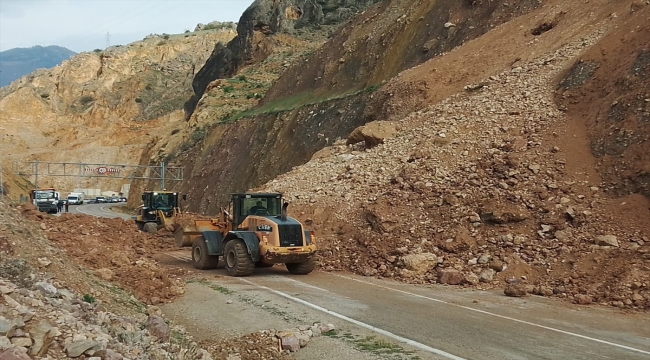 Heyelan nedeniyle kapanan Artvin-Ardanuç kara yolu ulaşıma açıldı