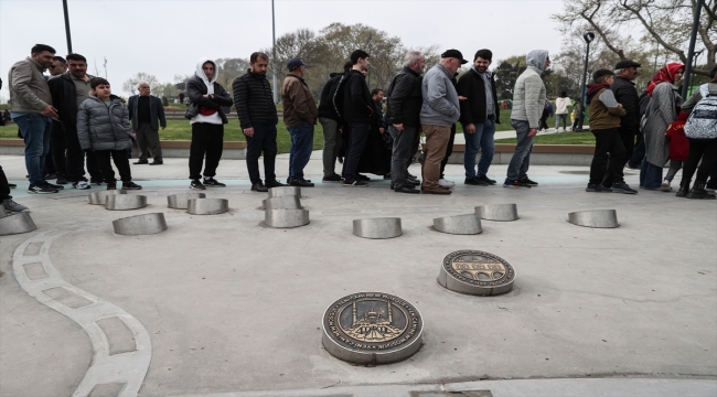 İBB'nin zemine yerleştirdiği cami figürlü levhalar tepki çekti