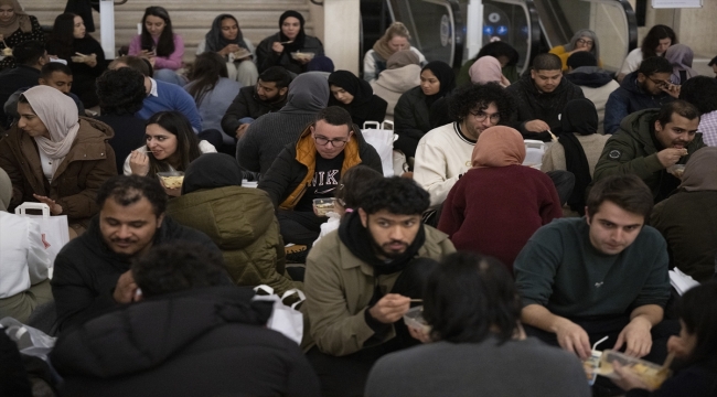 İngiltere'nin ünlü kütüphanesinde toplu iftar programı düzenlendi