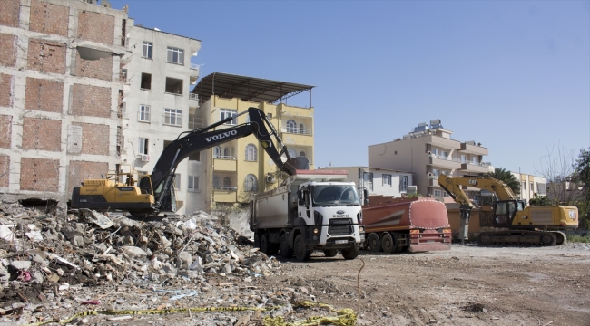 İskenderun'da ağır hasarlı binaların yıkımı ve enkaz kaldırma çalışmaları sürüyor