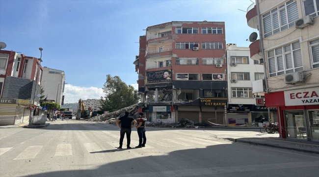 İskenderun'da depremde hasar gören 6 katlı bina kontrollü yıkıldı