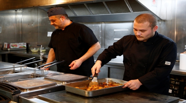 İtalyan şefler gemide hazırladıkları yemeklerle depremzedelere iftar sofrası kuruyor