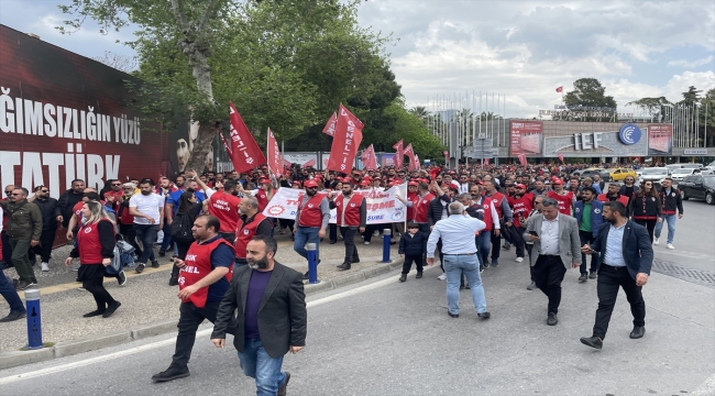 İzmir Büyükşehir Belediyesinde İzenerji çalışanları iş bıraktı