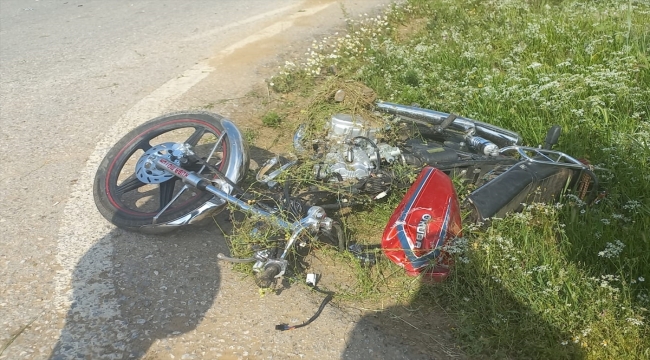 İzmir'de otomobille çarpışan motosikletteki 2 çocuk yaralandı