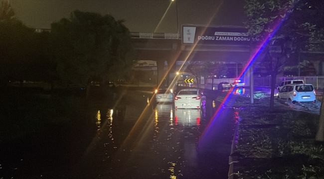 İzmir'de sağanak sonucu evleri su bastı, araçlar yolda kaldı