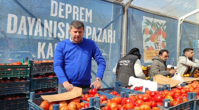 Kadıköy'de "Deprem Dayanışma Pazarı" devam ediyor