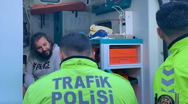 Kadıköy'de park halindeki taksiye çarpan otomobildeki 2 kişi yaralandı