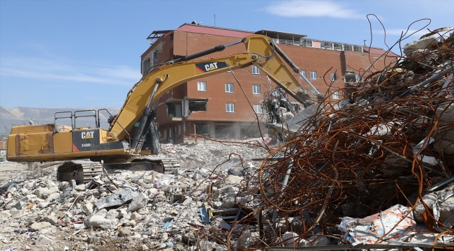 Kahramanmaraş'ta bina yıkım ve enkaz kaldırma çalışmaları 17 mahallede sürüyor