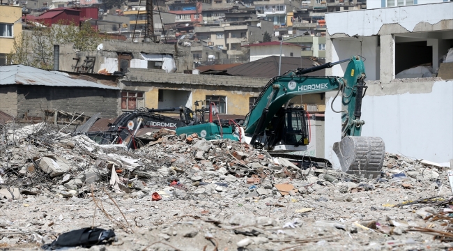 Kahramanmaraş'ta bina yıkım ve enkaz kaldırma çalışmaları 18 mahallede devam ediyor