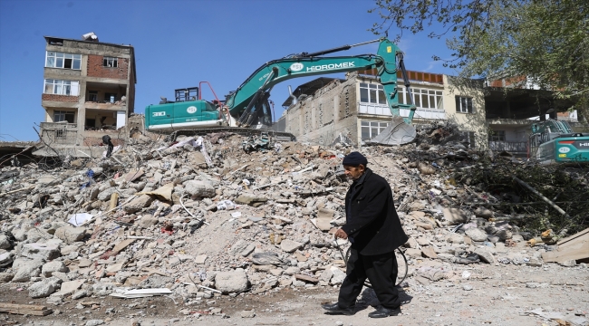 Kahramanmaraş'ta bina yıkım ve enkaz kaldırma çalışmaları 19 mahallede sürüyor