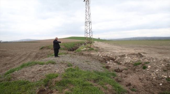 Kahramanmaraş'ta deprem tarım alanlarında kayma ve yarıklar oluşturdu