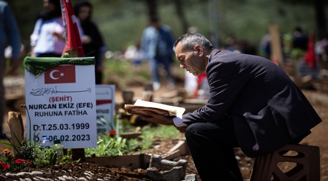 Kahramanmaraş'ta Ramazan Bayramı'nın ilk günü kabristanda hüzünlü ziyaret