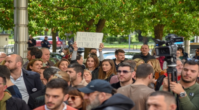 Karadağlı sanatçılar, ücretlerine söz verilen artışın yapılmaması üzerine gösteri düzenledi