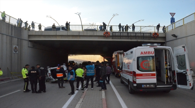 Karaman'da üst geçitten düşen araçtaki 2 kişi öldü, 1 kişi yaralandı