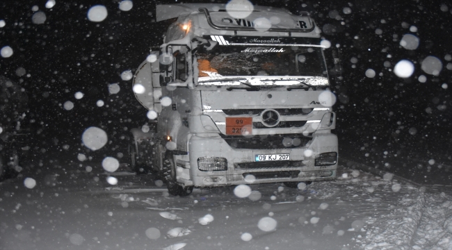 Kars'ta kar ve tipi nedeniyle mahsur kalan 5 tır kurtarıldı