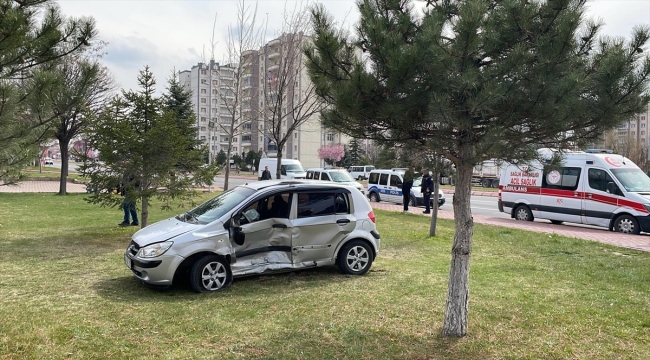 Kayseri'de iki otomobilin çarpıştığı kazada 9 kişi yaralandı