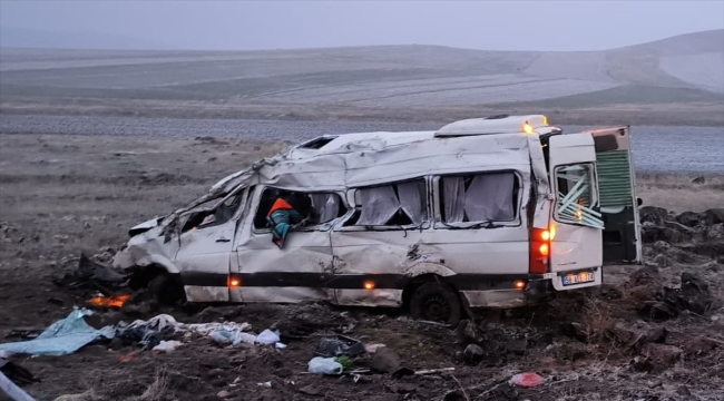 Kayseri'de şarampole devrilen minibüsteki 2 kişi öldü, 10 kişi yaralandı