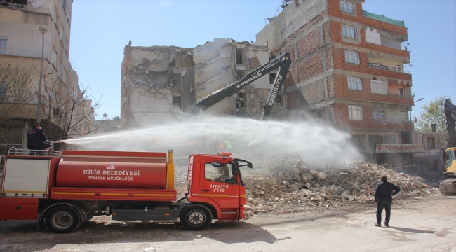 Kilis'te çöken 4 katlı binanın enkaz kaldırma işlemi sürüyor