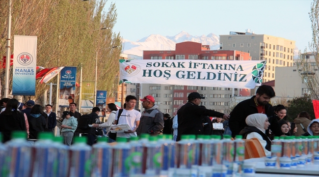 Kırgızistan'da yaklaşık 3 bin kişinin katılımıyla sokak iftarı düzenledi