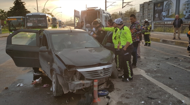 Kocaeli'de iki otomobilin çarpıştığı kazada 5 kişi yaralandı