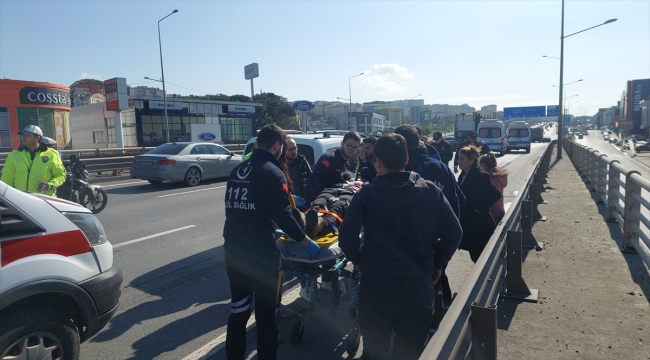 Kocaeli'de seyir halindeki otomobilden atladığı iddia edilen kadın yaralandı