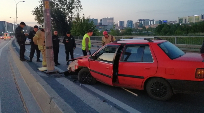 Küçükçekmece'de refüje çarpan otomobilin sürücüsü yaralandı