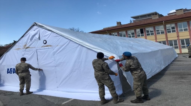 Malatya'da jandarma 14 çadır derslik kurdu