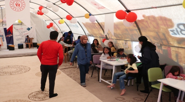 Malatya'da konteynerlerde kalan depremzede çocukların yüzünü, gönüllü gençler güldürüyor