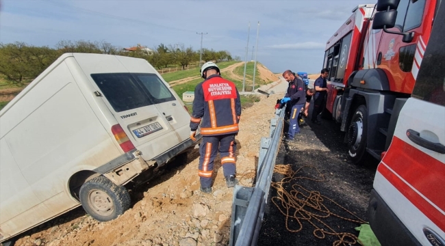 Malatya'da şarampole devrilen minibüsteki 1 kişi öldü, 2 kişi yaralandı