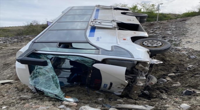 Manisa'da maden işçilerini taşıyan servis devrildi, 9 kişi yaralandı