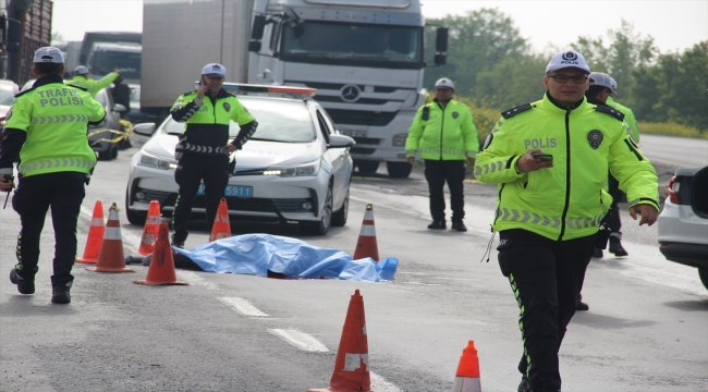 Manisa'da refüje çarparak devrilen otomobildeki 1 kişi öldü, 2 kişi yaralandı