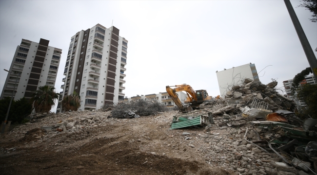 Mersin'de depremde hasar gören 8 katlı bina kontrollü yıkıldı 