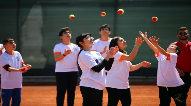 Mersin'deki depremzede çocuklar günlerini tenis kursunda geçiriyor