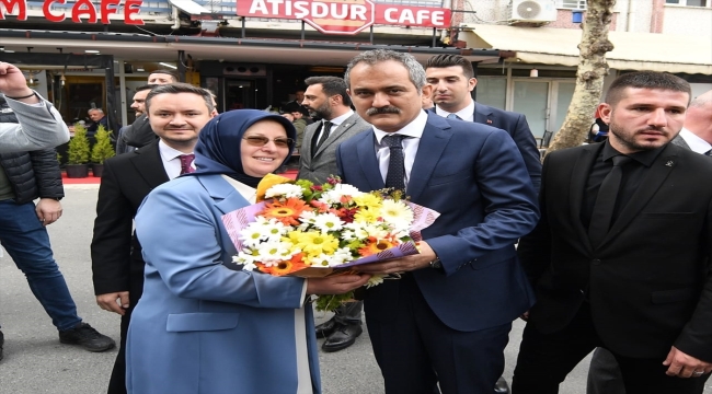 Milli Eğitim Bakanı Özer, AK Parti Altınordu İlçe Başkanlığını ziyaret etti