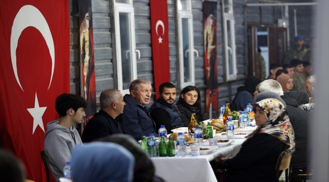 Milli Savunma Bakanı Akar, şehit aileleri ve gazilerle iftar yaptı