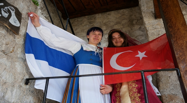 Mostar'da, Türkiye dahil 78 ülkenin kıyafetleri tanıtıldı