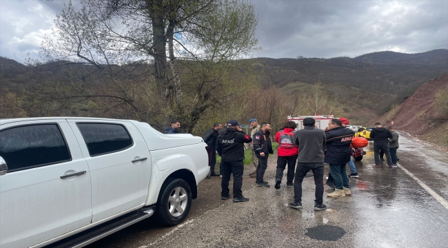 Munzur Çayı'na düşen otomobildeki 3 kişiyi arama çalışması başlatıldı