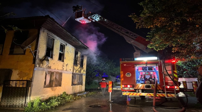 Sakarya'da ahşap bir ev yandı