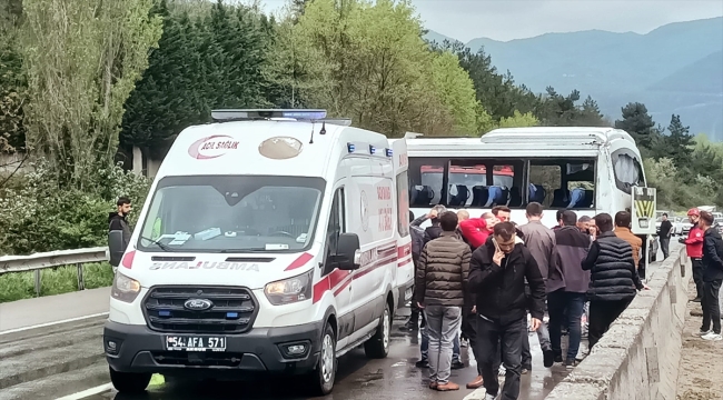 Sakarya'da bariyerlere çarpan işçi servisindeki 2 kişi öldü, 8 kişi yaralandı