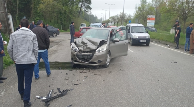 Samsun'da hafif ticari araç ile otomobilin çarpıştığı kazada 6 kişi yaralandı