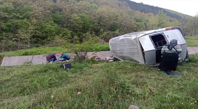 Samsun'da sulama kanalına devrilen hafif ticari araçtaki 4 kişi yaralandı