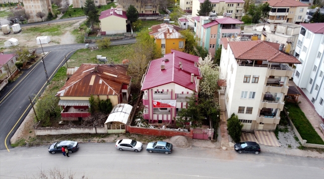 Samsun'dan gelen deprem yardımını unutmayan Elbistanlı aile, evine Samsunspor pankartı astı