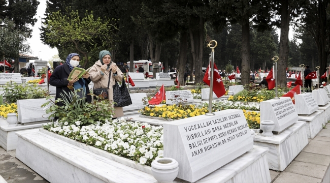 Şehit aileleri bayramın ilk gününde Edirnekapı Şehitliği'ni ziyaret etti